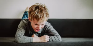 Niña mostrando enojo como parte del aprendizaje emocional infantil