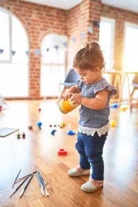 El juego como herramienta para la regulación emocional infantil Niña jugando libremente mientras desarrolla su regulación emocional infantil