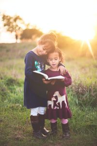 Momentos de lectura para niños: cuentos cortos y educativos Hijos leyendo cuentos infantiles en el bosque