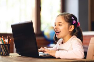 Interacción redes sociales y la comunicación en los niños Interacción redes sociales y la comunicación en los niños