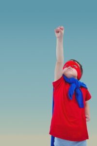 Terapia emocional con psicóloga infantil en Miami Psicóloga infantil en Miami ayudando a un niño a gestionar sus emociones