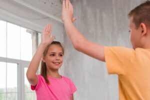 Terapia emocional para niños con terapeuta infantil en Miami Terapeuta infantil en Miami brindando apoyo emocional a niños