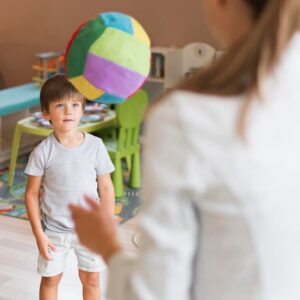 Niño fortaleciendo su desarrollo emocional con la ayuda de un psicoterapeuta en Miami