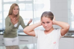 Madre aplicando manejo de berrinches infantiles con su hija