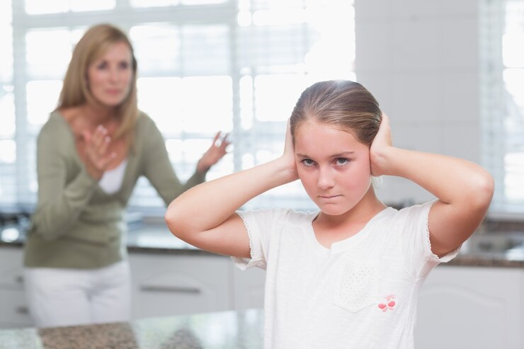 Madre aplicando manejo de berrinches infantiles con su hija