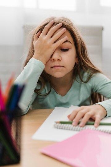 Niña con problemas de concentración en clase