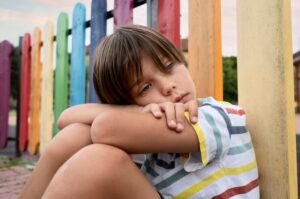 Psicóloga infantil en Miami brindando terapia a niños víctimas de bullying