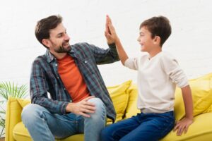 Niños recibiendo apoyo psicológico en Miami para su bienestar