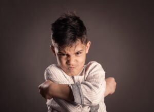 Niño pequeño expresando sus emociones durante una rabieta controlada