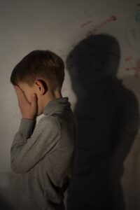 Niño con dificultades emocionales en la infancia
