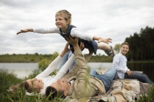 Padres e hijos compartiendo rutinas familiares saludables con alegría