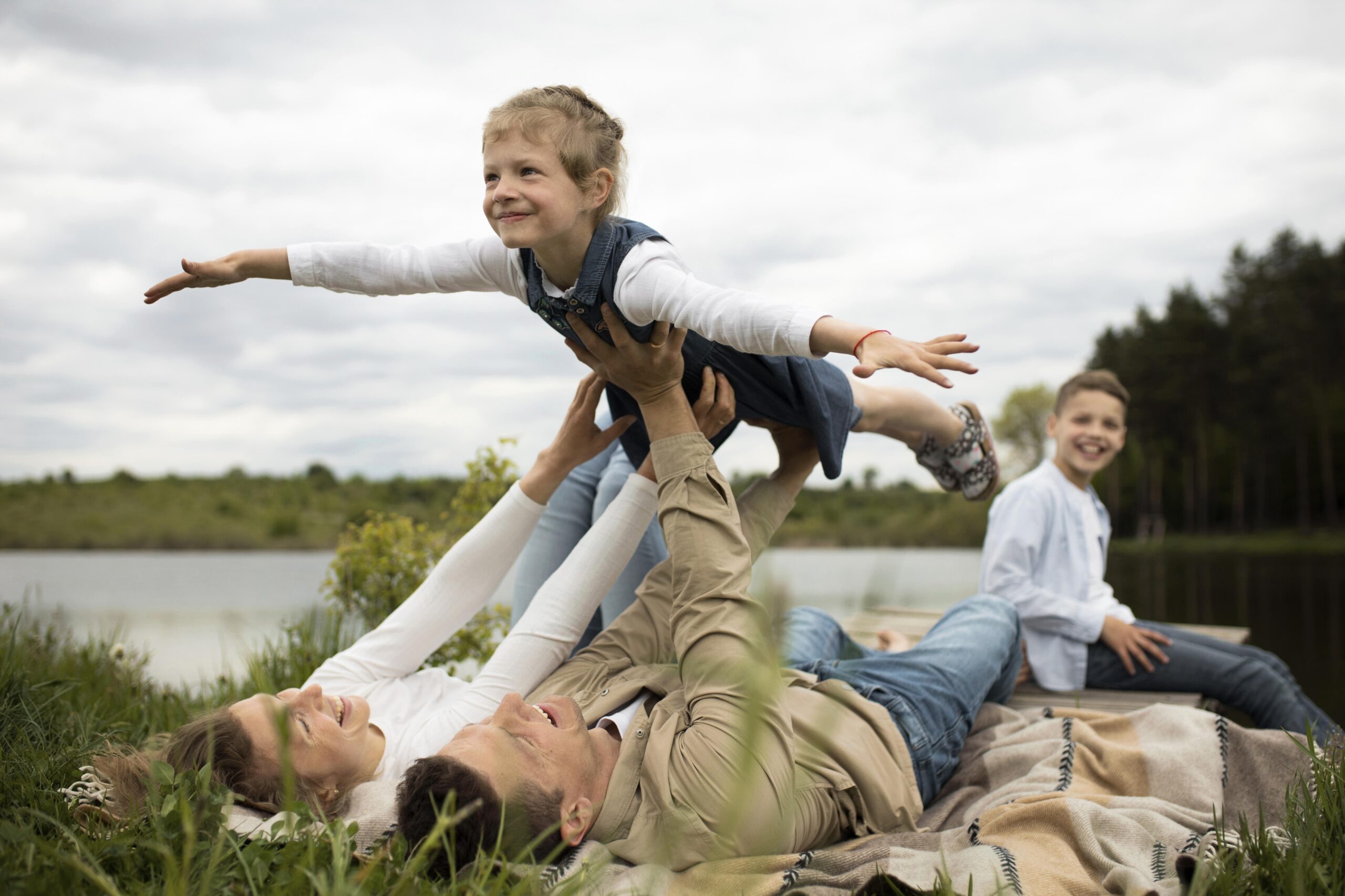 Padres e hijos compartiendo rutinas familiares saludables con alegría