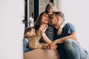 Padres e hijos compartiendo un ambiente emocional positivo en casa
