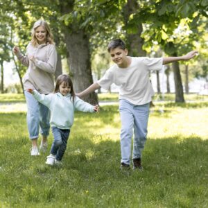 Niños siguiendo rutinas familiares saludables en naturaleza