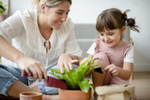 Mamá aplicando crianza respetuosa en los niños con amor y límites