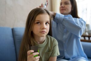 Niña aprendiendo con estrategias para educar niños con límites