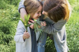 Niña feliz gracias a una crianza respetuosa en el entorno familiar