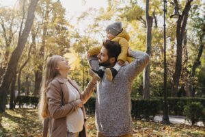 familia sonriendo en un ambiente emocional positivo en patio de la casa