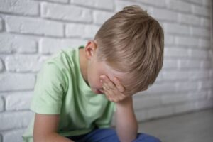 Niño mostrando berrinche infantil 