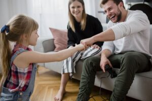 Padres e hijos fortaleciendo relaciones familiares sanas en el hogar