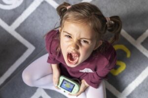 Niña haciendo berrinche por su videojuego, ejemplo real de gestión de berrinches infantiles